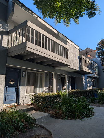 Upstairs Condo with large Balcony - 3br/1.25b- Very Light And Bright Upper Level -$3500 / (Woodbridge in Irvine)