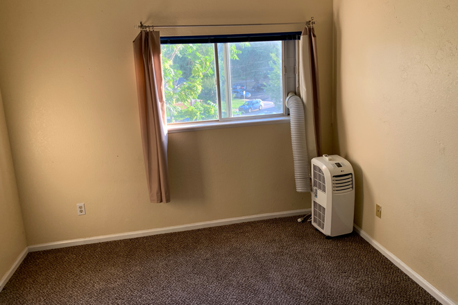 Bed1 - Across street from campus, 2 heated garage spaces