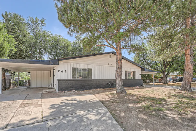 Front of house - Main bedroom in 4 bedroom house with girls. Walking distance from CU Boulder campus, free parking.