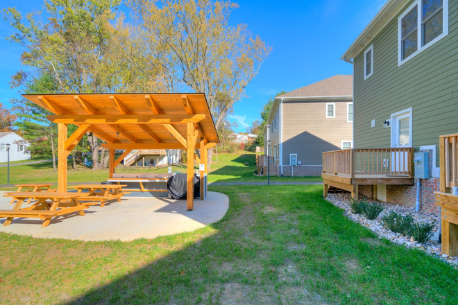 - 3 Bed 3.5 Bath Townhouse in Uptown Village