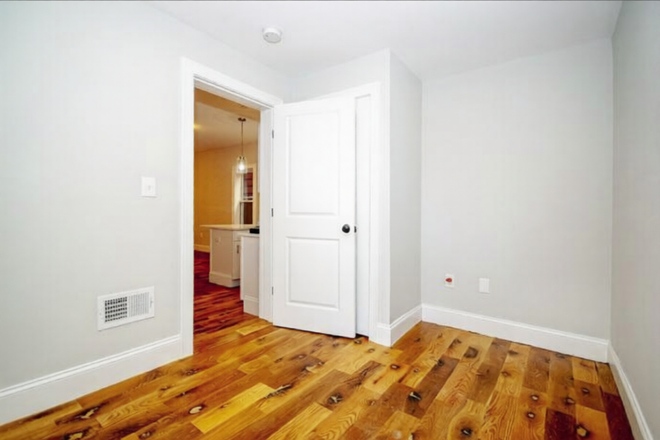 Bedroom - Roommate wanted for a Private room, reach NU campus in 30 minutes