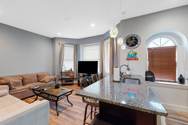 x - HUGE 4 BED Apartments