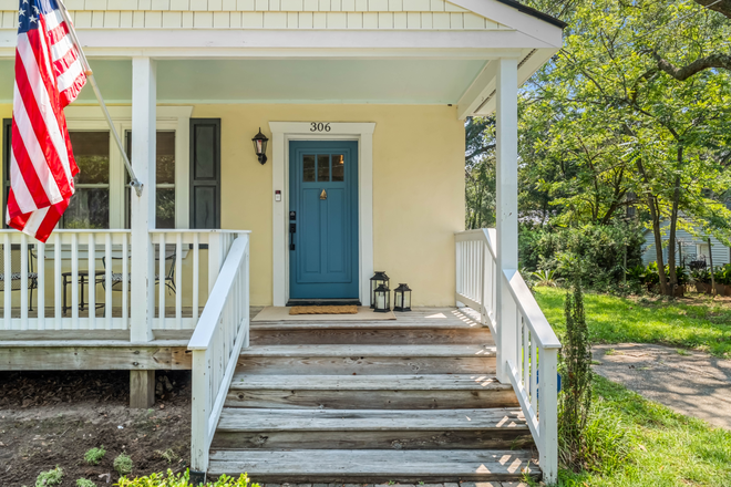 welcome home - Fully furnished 3b/2 ba in desirable Riverland Terrace on James Island. Quiet street, easy commute. House