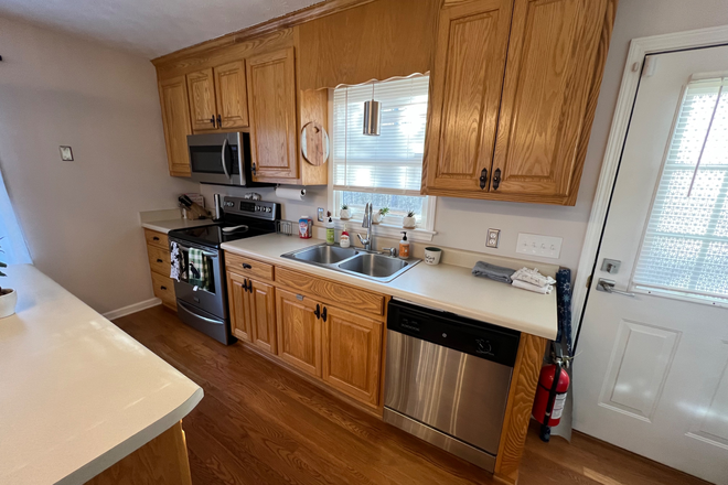 Kitchen - 2Bed/2Bath, High Speed Internet Avail., Pet Friendly, Trash & Alarm System Incl., 10mins from campus House