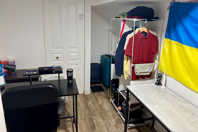 Bedroom - Summer sublet: spacious bedroom in a shared townhouse 15 minutes from East and West UIC campuses.