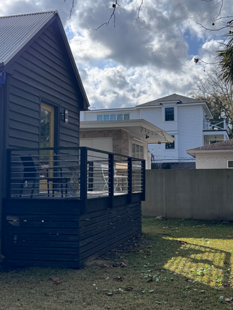 Apartment with deck space - Furnished studio apartment