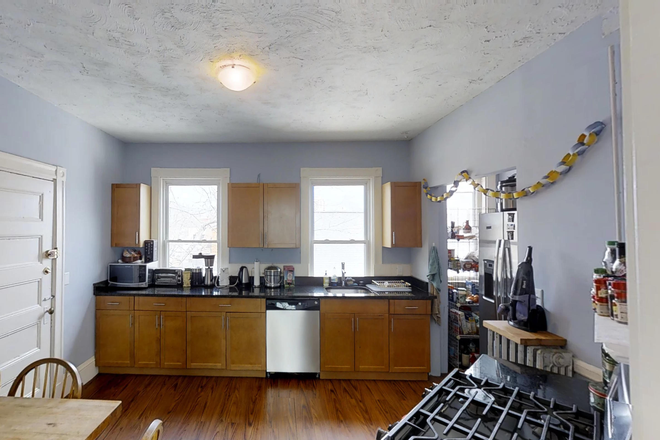 Kitchen - CENTRAL SQ 4 BED  ON KINNAIRD ST 09/01 CLOSE TO MIT-HARVARD **NO FEE** Apartments