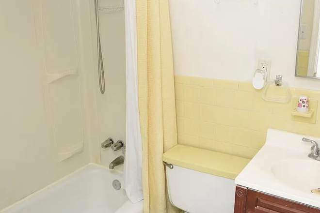 full bathroom 1 - 1 mile from Campus Apt. A, , 4BR, 2FB, free FIOS, Washer Dyer In unit.  Nice