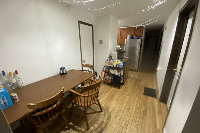 Hub Realty - Mission Hill, spacious entire floor 5 bedroom, on Green line T Apartments