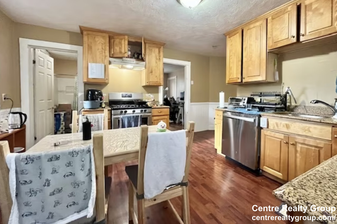 Kitchen - Large 3 Bed / 2 Bath on Mission Hill with deck & more Apartments