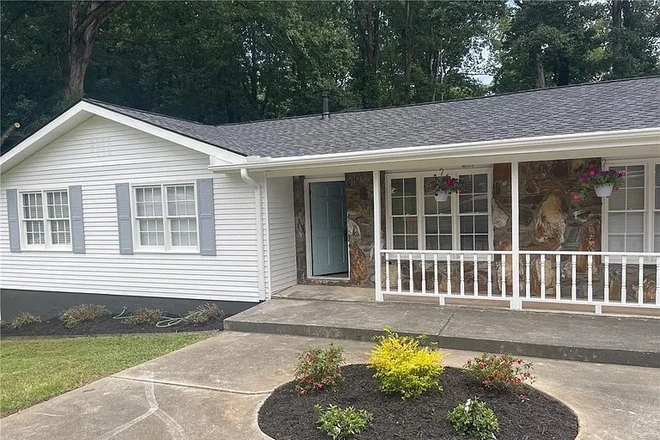 Outside Front - Shared Housing 5 rooms 2 bath for rent