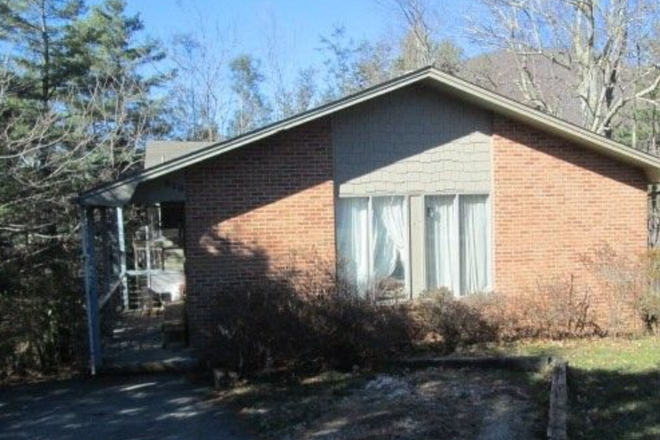 street - 3 bedroom house (upper level of duplex)