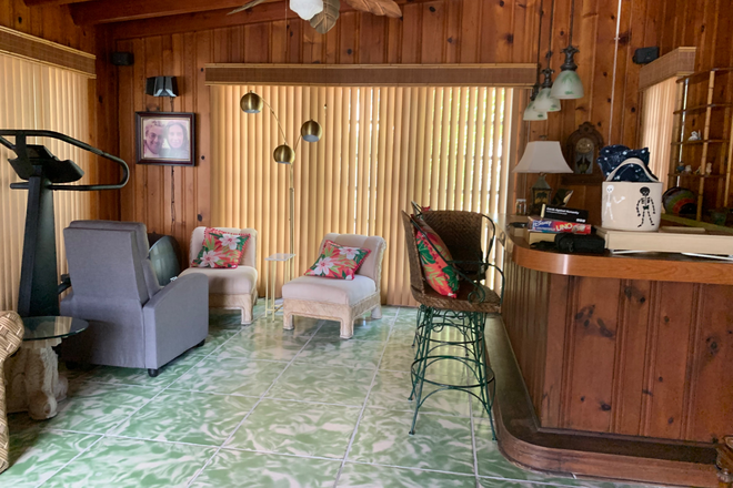 Florida Room - CORAL GABLES POOL HOME, BEDROOM WITH PRIVATE BATHROOM, PLENTY OF PARKING, UTILITIES ARE INCLUDED