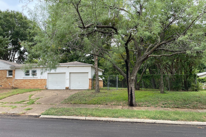 Side yard and garage - Corner Lot Home with Large Backyard, Quite Street