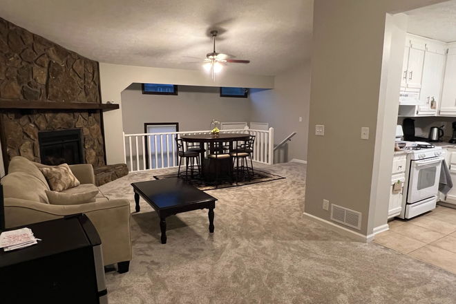 living room - 2 MINUTE DRIVE FROM KSU, STUDENT HOUSING- 4053 Maxanne Drive NW House