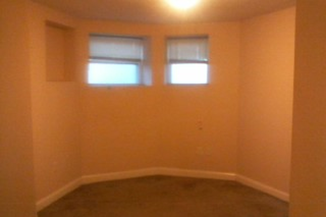 hubrealtyproperties.com - Beautiful and spacious garden level studio, full kitchen with new appliances Apartments