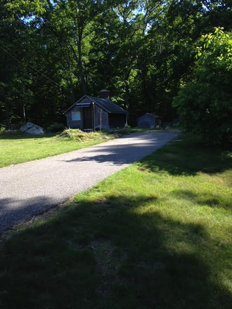 Driveway and entrance for cottage - One Bedroom Cottage for $1200 Rental