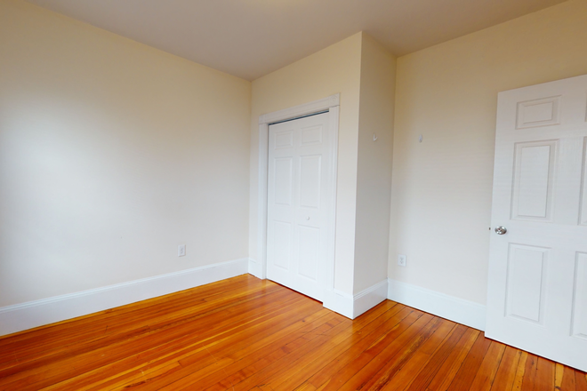 Bedroom with hardwood floors - Quality 4 Bed minutes to BU, Tufts, MIT & Harvard! Apartments