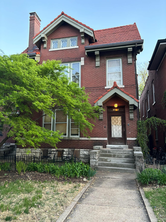 Front of the House - Rooms in Apartment at Waterman Boulevard (5 minutes away from the Danforth Campus)