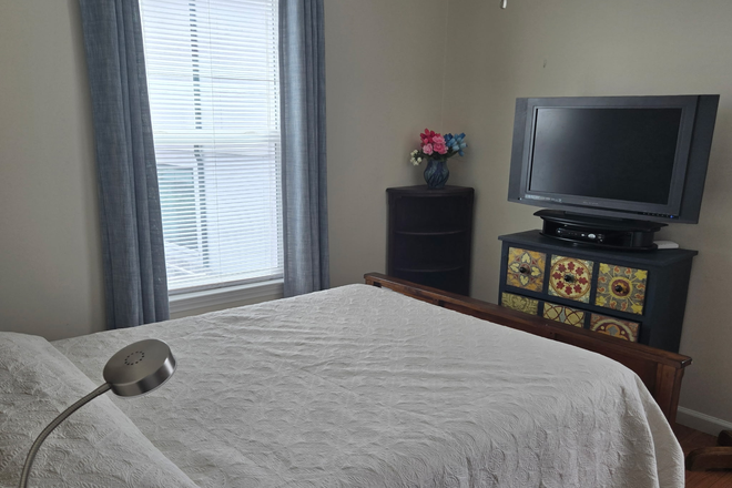 Bedroom - Garage apartment, 3 miles from Rice University