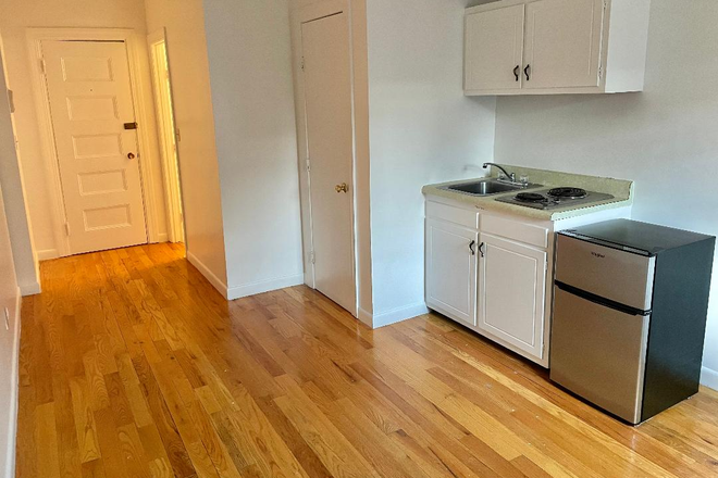STUDIO - NO BROKER FEE! UNFURNISHED STUDIO NEAR THE BU CAMPUS AT 854 BEACON STREET AVAILABLE SEPTEMBER 1