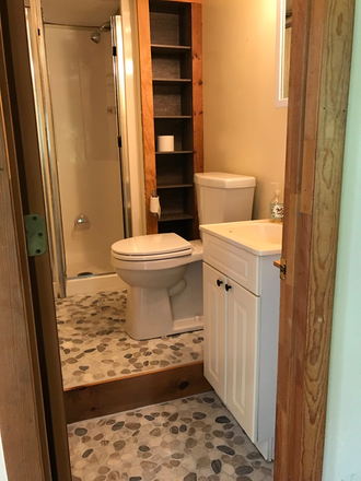 Bathroom - 1 Bedroom Apt. close to campus