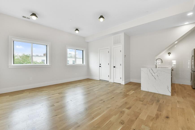 hall - 3 Bed 2 Bath Modern Apartment
