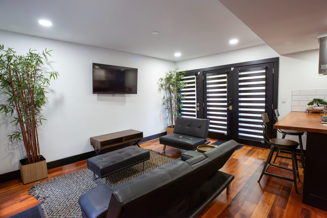 Den - Shaftesbury Village, 7 miles from MUSC/ Roommate Rental or Rent Entire Unit Condo