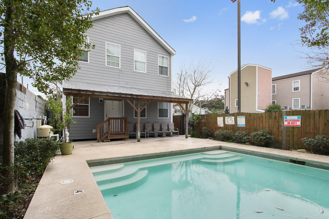 Community Pool - Furnished 3 bed 2 bath Trolley to Campus Condo