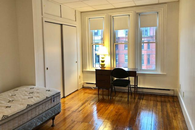Hub Realty - Front studio overlooking pretty Newbury St, freshly painted, free one month rent Apartments