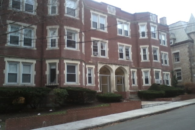 Hub Realty - Excellent 2 bedroom, with renovated kitchen with dishwasher, parking available Apartments