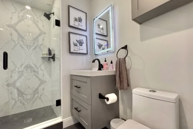 . - STUNNING 3 BED 3 BATH IN OAK SQUARE WITH IN-UNIT LAUNDRY! AVAIL 9/1/2026!!! Duplex