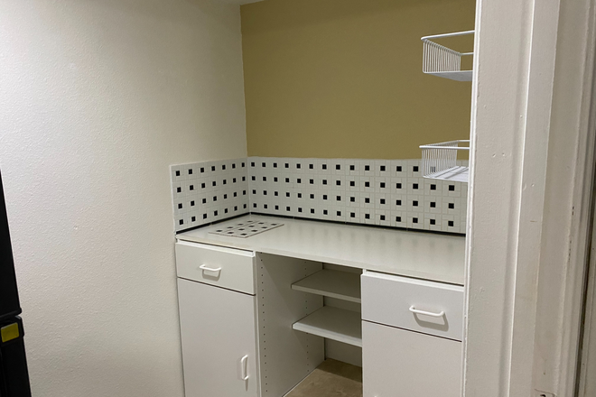 kitchenette counter with storage - Huge Downstairs Studio Room for lease  in private Home