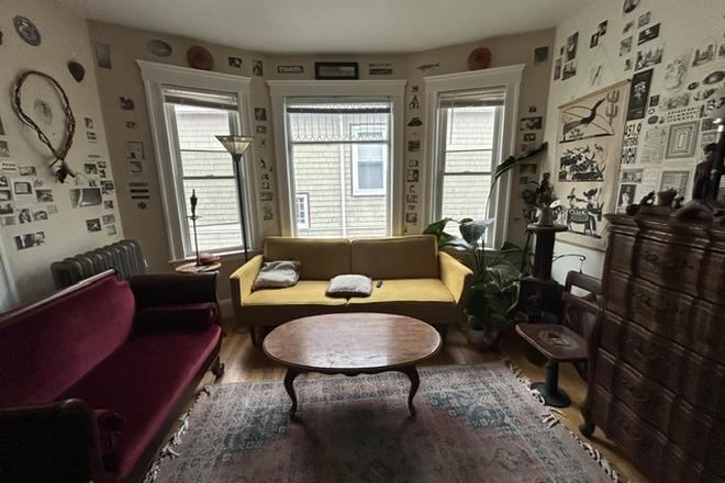 Living Room - Roommates wanted - close to campus House