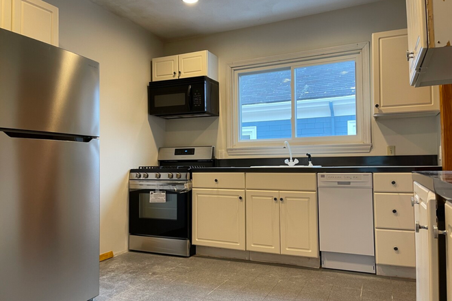 Kitchen - Apartment close to Tufts campus (Spring / Summer Sublet 2025)