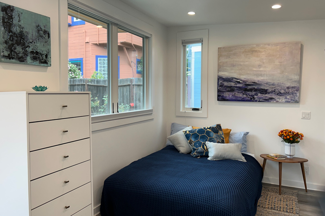 Queen bed - Cozy garden studio cottage with private entrance