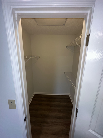 Walk in closet - Bethany Village Apartments 13 min from campus