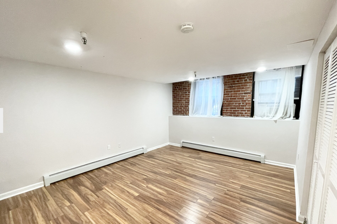 Bedroom - Large Bedroom w Shared Bathroom for Sublet on Hemenway (Female Preferred) Apartments