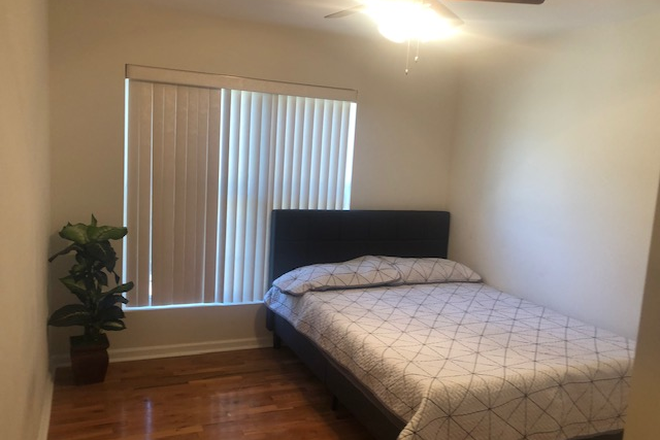 Bedroom - Cozy Bedroom near John Hopkins School of Medicine /Kennedy Krieger Institute (Shared Space) Townhome