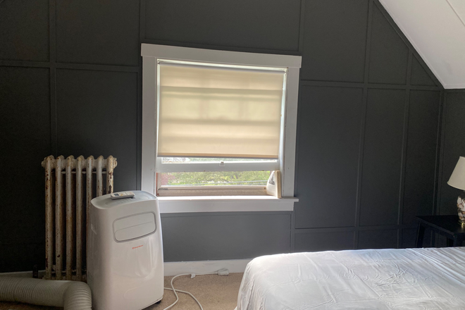 Bedroom - Room in West End Housing close to Law School House