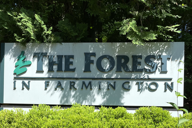 Entrance - Across the street / Walking distance from UCONN (Farmington) Condo