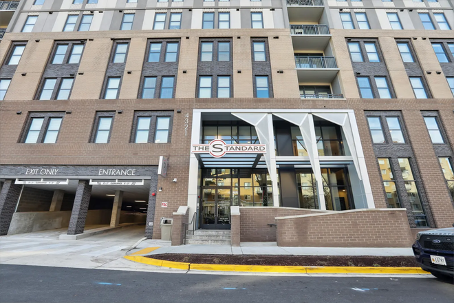 Outside View - The Standard Apartment, 5 minute walk to campus and close to all restaurants/nightlife