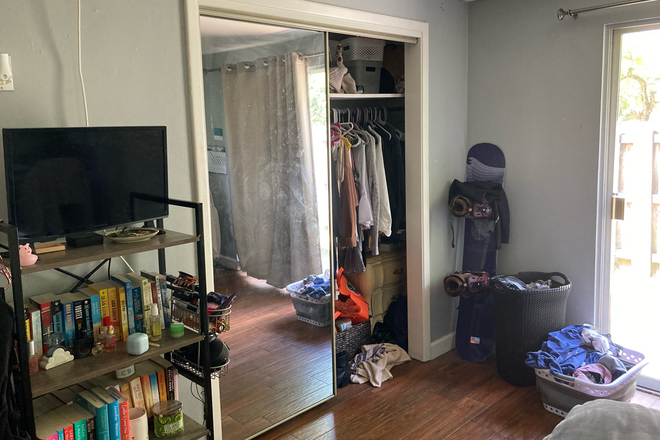 Bedroom 3 - 3 Rooms Available for older students (graduate or professional)