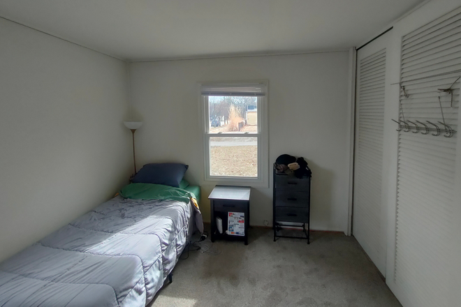 bedroom - Graduate student house close to campus