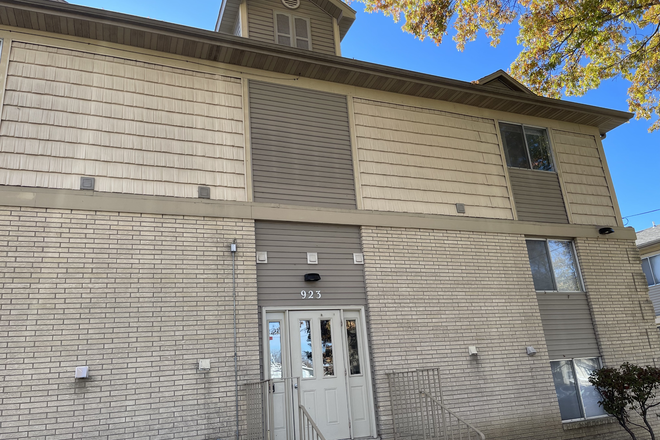 Exterior - 923 E College Steet - Walk to Campus Apartments