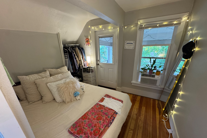 Bedroom - Updated and Furnished Single Room in House on University Ave (5 min walk to campus)