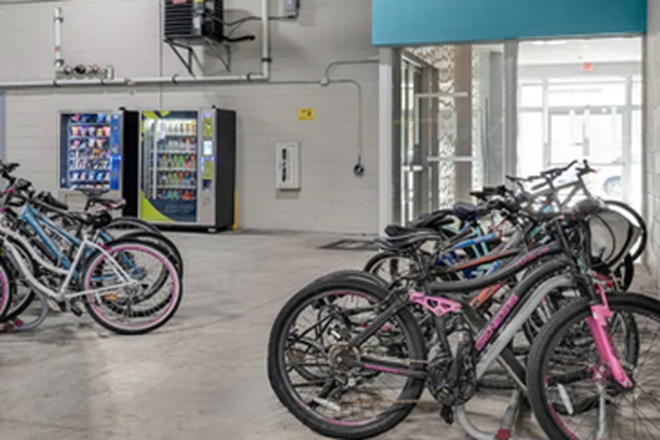 Garage - Studio Sublease in Midtown