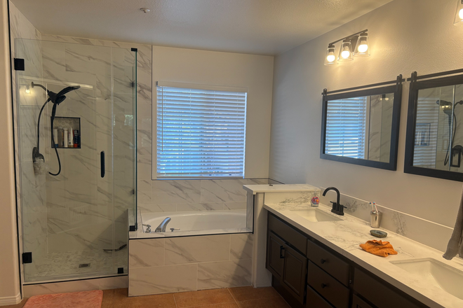 Master Bath (private) - Master Bedroom Suite Townhome