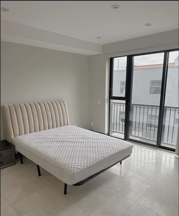 Bedroom - FEMALE ONLY| 1 Large Unfurnished Bedroom on Spadina near Robarts with Laundry | Summer Sublet