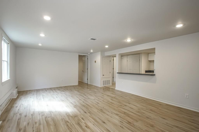Living Room - 400 Pine - 2 Beds, Full Bath & Kitchen, Washer/Dryer, Private entry, Quiet Street - Water included Apartments